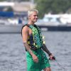 Exclusif - Justin Bieber passe une journée ensoleillée sur un yacht avec Ashley Benson et des amis à Miami. Le chanteur s'amuse avec un wavejet, discute et plaisante avec ses amis. Le 3 juillet 2016