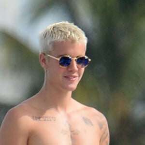 Exclusif - Justin Bieber passe une journée ensoleillée sur son yacht avec des amis à Miami. Le chanteur s'amuse avec un wavejet, discute et plaisante. Le 2 juillet 2016