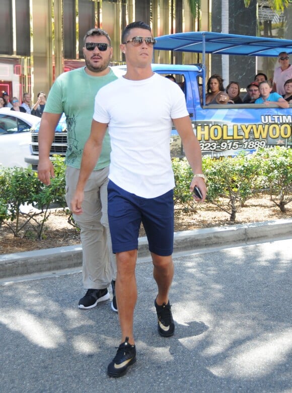 Cristiano Ronaldo fait du shopping à Beverly Hills, le 26 juillet 2016, avec ses amis.