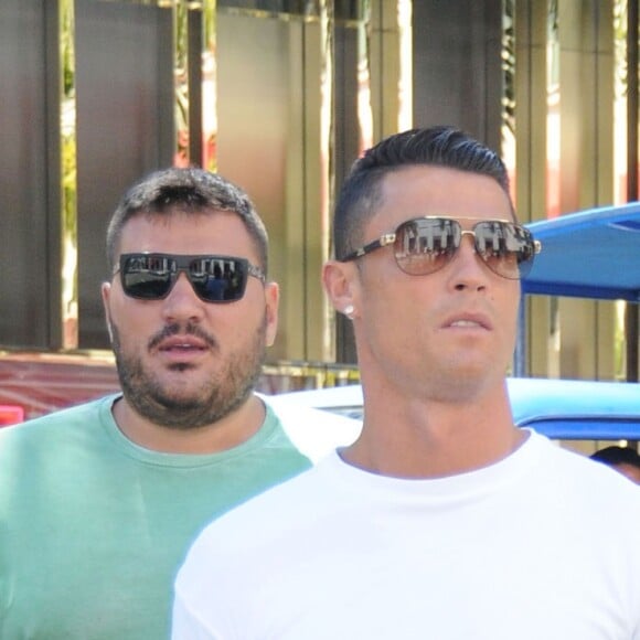 Cristiano Ronaldo fait du shopping à Beverly Hills, le 26 juillet 2016, avec ses amis.