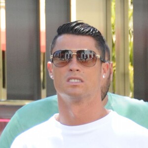 Cristiano Ronaldo fait du shopping à Beverly Hills, le 26 juillet 2016, avec ses amis.