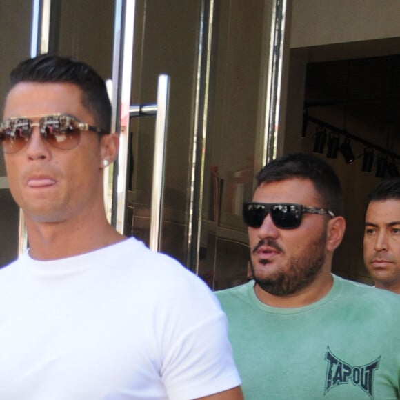 Cristiano Ronaldo fait du shopping à Beverly Hills, le 26 juillet 2016, avec ses amis.