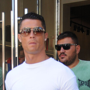 Cristiano Ronaldo fait du shopping à Beverly Hills, le 26 juillet 2016, avec ses amis.