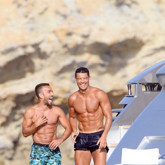 Cristiano Ronaldo sur un yacht avec des amis lors de ses vacances à Ibiza, le 19 juillet 2016.