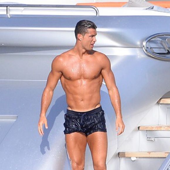 Cristiano Ronaldo sur un yacht avec des amis lors de ses vacances à Ibiza, le 19 juillet 2016.