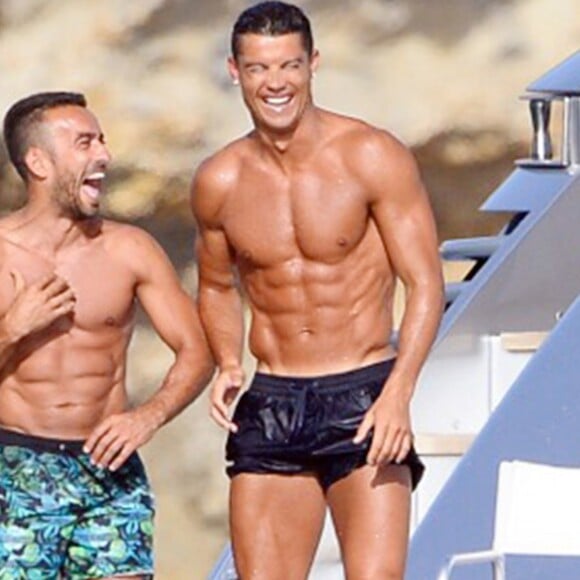 Cristiano Ronaldo sur un yacht avec des amis lors de ses vacances à Ibiza, le 19 juillet 2016.