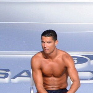 Cristiano Ronaldo sur un yacht avec des amis lors de ses vacances à Ibiza, le 19 juillet 2016.