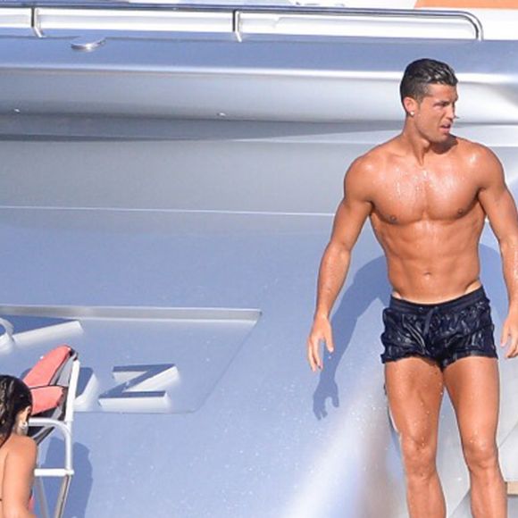 Cristiano Ronaldo sur un yacht avec des amis lors de ses vacances à Ibiza, le 19 juillet 2016.