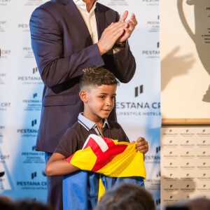 Cristiano Ronaldo à Funchal, à Madère, le 22 juillet 2016, où il inaugurait, en présence de sa famille et de son fils Cristiano Jr., l'aéroport rebaptisé d'après son nom ainsi qu'un hôtel appelé CR7. © Look Press Agency/ABACAPRESS.COM