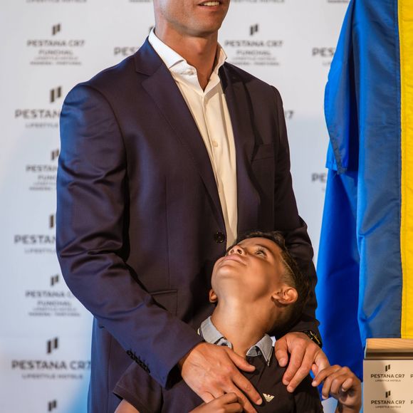 Cristiano Ronaldo à Funchal, à Madère, le 22 juillet 2016, où il inaugurait, en présence de sa famille et de son fils Cristiano Jr., l'aéroport rebaptisé d'après son nom ainsi qu'un hôtel appelé CR7. © Look Press Agency/ABACAPRESS.COM