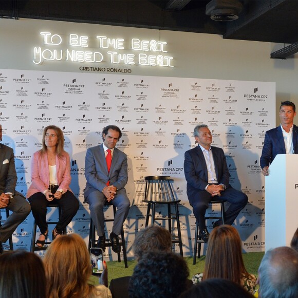Cristiano Ronaldo à Funchal, à Madère, le 22 juillet 2016, où il inaugurait, en présence de sa famille et de son fils Cristiano Jr., l'aéroport rebaptisé d'après son nom ainsi qu'un hôtel appelé CR7. © Look Press Agency/ABACAPRESS.COM
