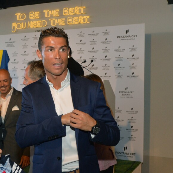 Cristiano Ronaldo à Funchal, à Madère, le 22 juillet 2016, où il inaugurait, en présence de sa famille et de son fils Cristiano Jr., l'aéroport rebaptisé d'après son nom ainsi qu'un hôtel appelé CR7. © Look Press Agency/ABACAPRESS.COM
