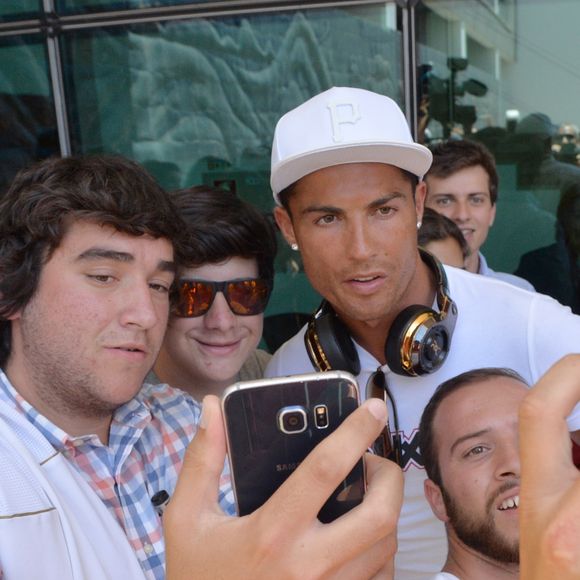 Cristiano Ronaldo à Funchal, à Madère, le 22 juillet 2016, où il inaugurait, en présence de sa famille et de son fils Cristiano Jr., l'aéroport rebaptisé d'après son nom ainsi qu'un hôtel appelé CR7. © Look Press Agency/ABACAPRESS.COM
