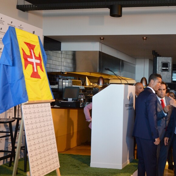 Cristiano Ronaldo à Funchal, à Madère, le 22 juillet 2016, où il inaugurait, en présence de sa famille et de son fils Cristiano Jr., l'aéroport rebaptisé d'après son nom ainsi qu'un hôtel appelé CR7. © Look Press Agency/ABACAPRESS.COM