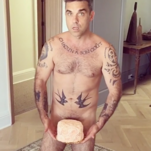 Ayda Field publie une vidéo de son mari Robbie Williams dans le plus simple appareil. Sur Instagram en juillet 2016