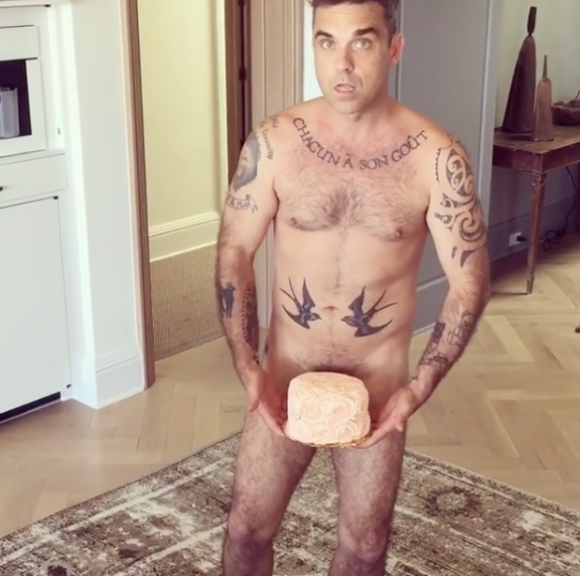 Ayda Field publie une vidéo de son mari Robbie Williams dans le plus simple appareil. Sur Instagram en juillet 2016