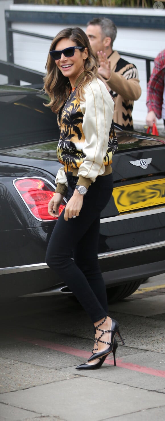 Ayda Field, la femme de Robbie Williams, descend d'une Bentley à Londres le 10 mars 2016.