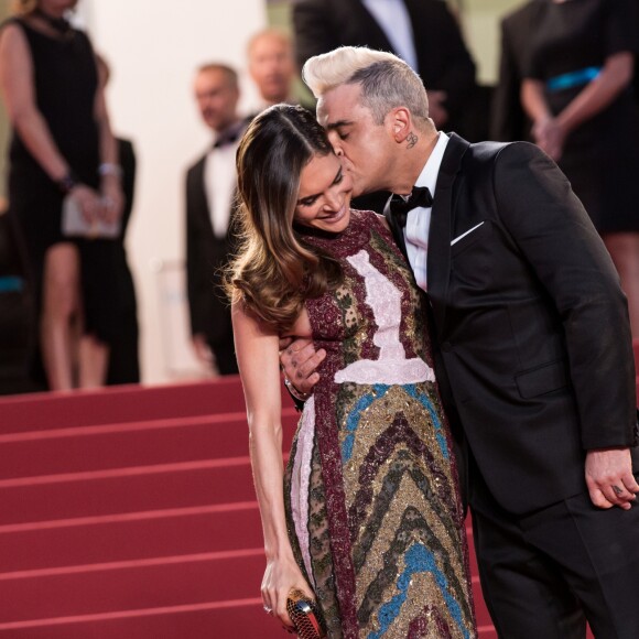 Robbie Williams et sa femme Ayda Field s'embrasse pendant la Montée des marches du film "The Sea of Trees" (La Forêt des Songes) lors du 68 ème Festival International du Film de Cannes, à Cannes le 16 mai 2015