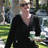 Melanie Griffith se rend chez le médecin avec deux café à Beverly Hills le 13 avril 2016.