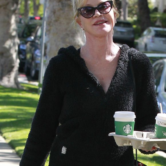 Melanie Griffith se rend chez le médecin avec deux café à Beverly Hills le 13 avril 2016.