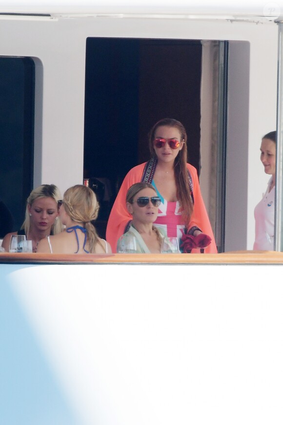 Lindsay Lohan passe ses vacances avec des amis sur un yacht à Porto Cervo. Le 27 juillet 2016