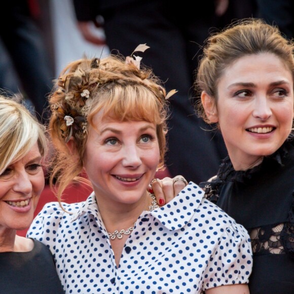 Chantal Ladesou (robe Paule Ka, bijoux Van Cleef & Arpels), Julie Depardieu (robe Paule Ka) (collier Montblanc Pétales de rose en or blanc et diamants pavés), Julie Gayet - Montée des marches du film "La fille inconnue" lors du 69ème Festival International du Film de Cannes. Le 18 mai 2016. © Borde-Jacovides-Moreau/Bestimage