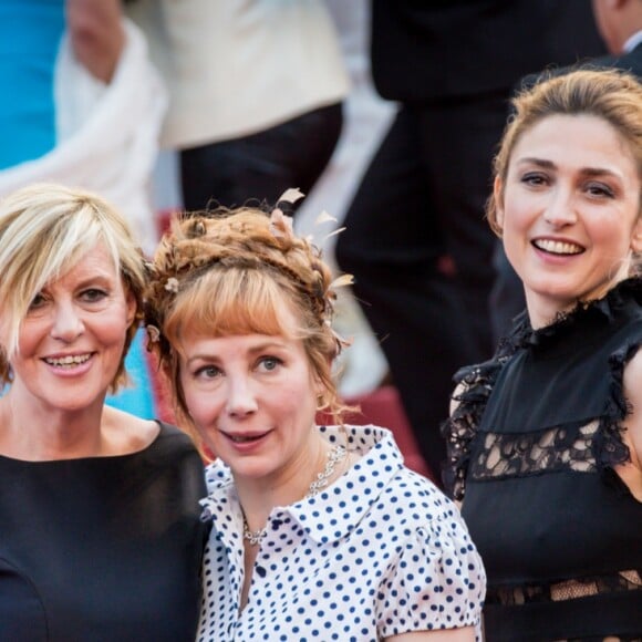 Chantal Ladesou (robe Paule Ka, bijoux Van Cleef & Arpels), Julie Depardieu (robe Paule Ka) (collier Montblanc Pétales de rose en or blanc et diamants pavés), Julie Gayet - Montée des marches du film "La fille inconnue" lors du 69ème Festival International du Film de Cannes. Le 18 mai 2016. © Borde-Jacovides-Moreau/Bestimage