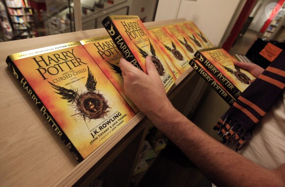 Sortie à minuit, le 30 juillet 2016, du livre Harry Potter and the Cursed Child, à Londres.