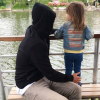 Karim Benzema avec sa fille Mélia lors d'une promenade au parc, photo Instagram juillet 2016