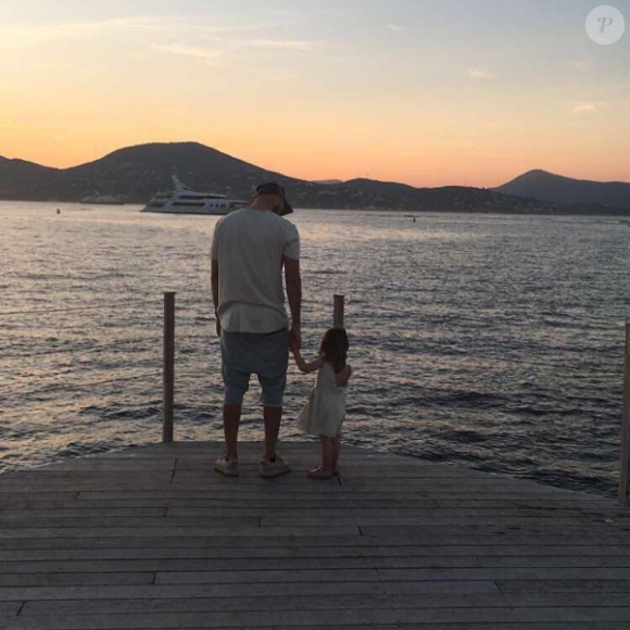 Karim Benzema regarde un coucher de soleil avec sa fille Mélia, photo Instagram juillet 2016