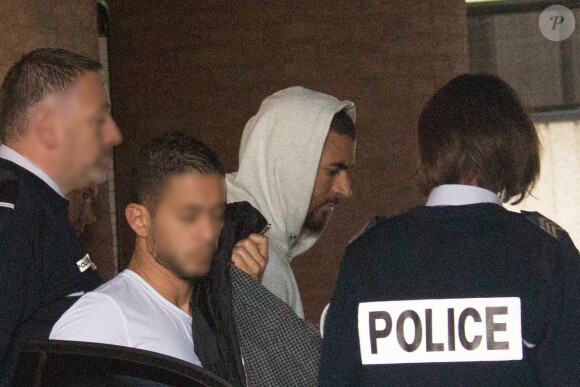 Karim Benzema quittant le tribunal de Versailles le 5 novembre 2015, impliqué dans l'affaire du chantage à la sextape visant Mathieu Valbuena.
