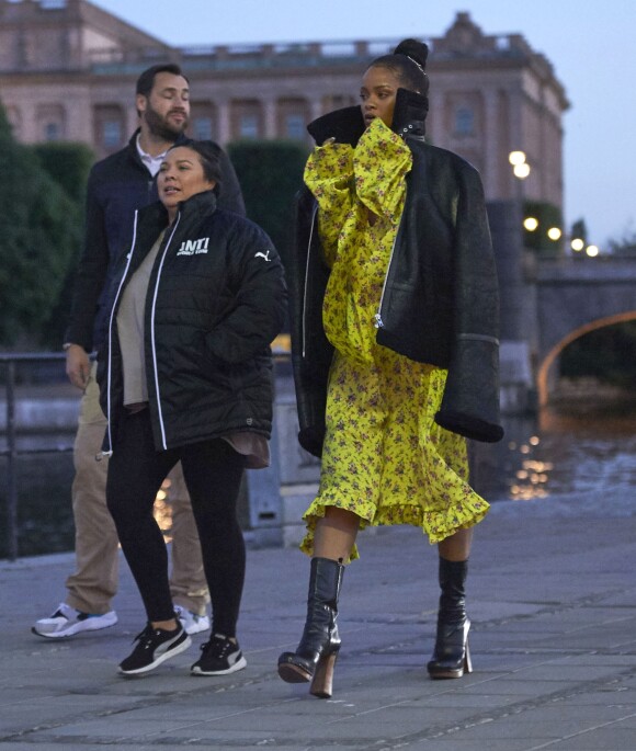 Rihanna est allée diner à Stockholm. Accompagnée de ses gardes du corps, elle a marché jusqu'au restaurant en découvrant la ville. Le 5 juillet 2016.