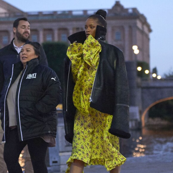Rihanna est allée diner à Stockholm. Accompagnée de ses gardes du corps, elle a marché jusqu'au restaurant en découvrant la ville. Le 5 juillet 2016.