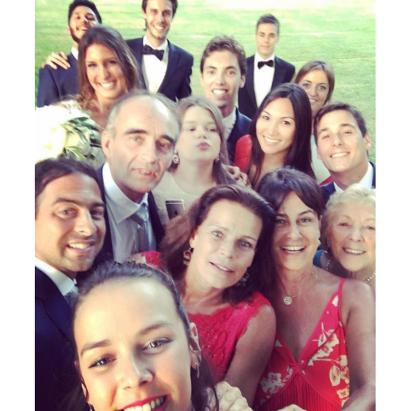 Pauline Ducruet, sa mère la princesse Stéphanie, sa soeur Camille Gottlieb et son frère Louis Ducruet (en arrière-plan) lors du mariage d'une cousine en Italie en juillet 2016, photo Instagram