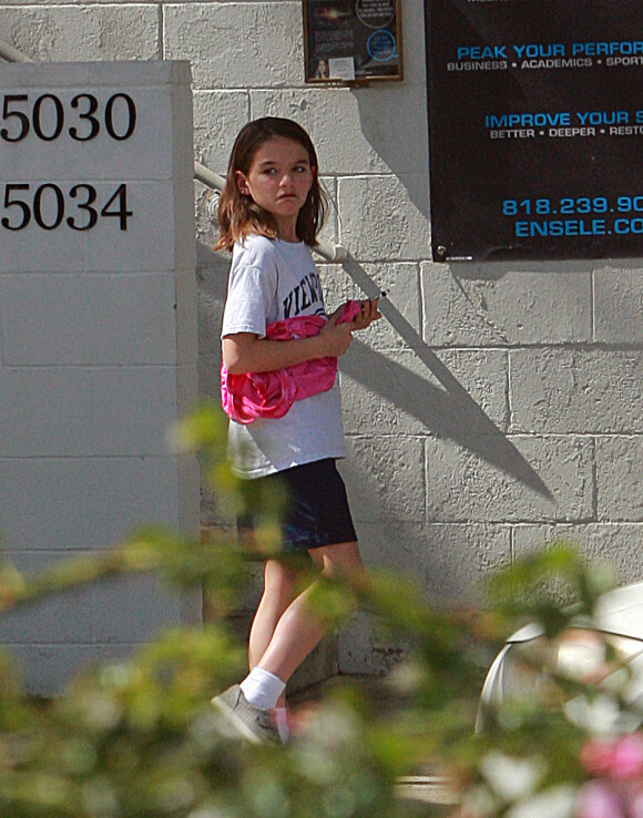 Suri Cruise passe un coup de fil devant son école privée à Los Angeles, le 26 mai 2016.