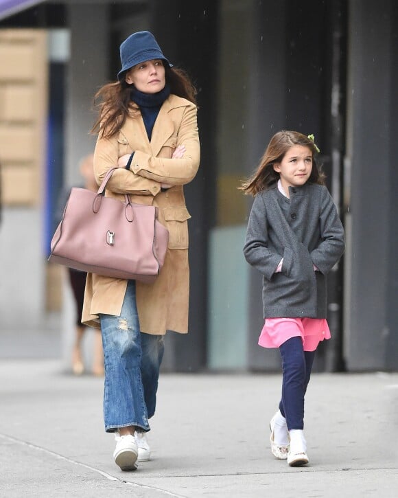 Katie Holmes et sa fille Suri Cruise marchent en se tenant dans la même posture à New York le 15 mai 2016.