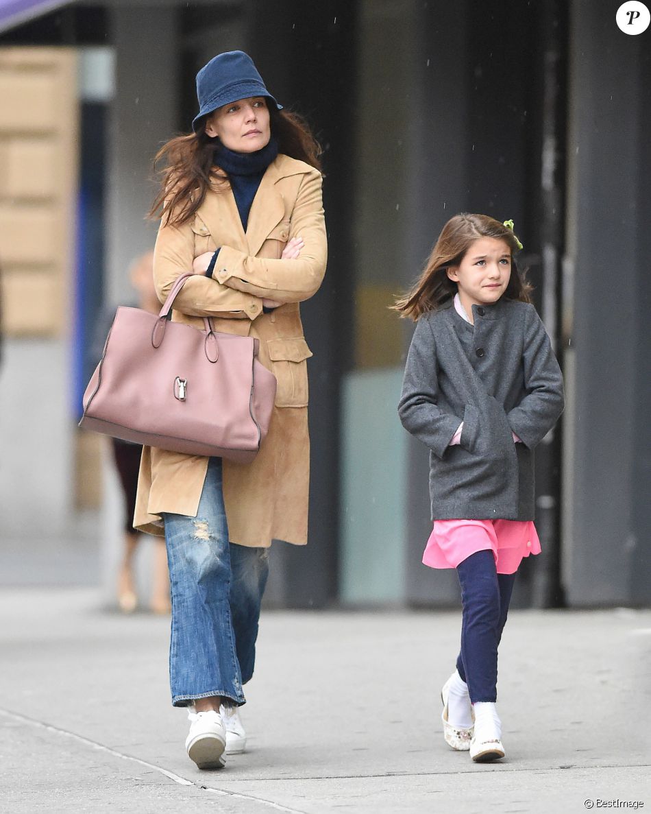 Katie Holmes Et Sa Fille Suri Cruise Marchent En Se Tenant Dans La Même Posture à New York Le 15 