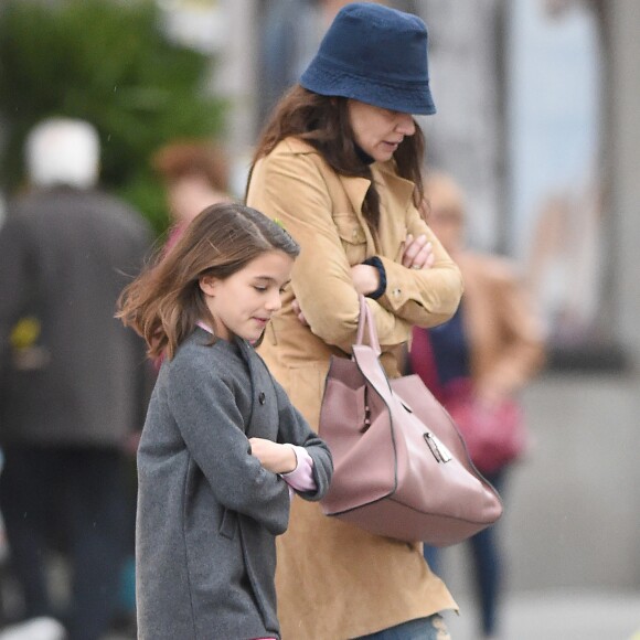 Katie Holmes et sa fille Suri Cruise marchent en se tenant dans la même posture à New York le 15 mai 2016.