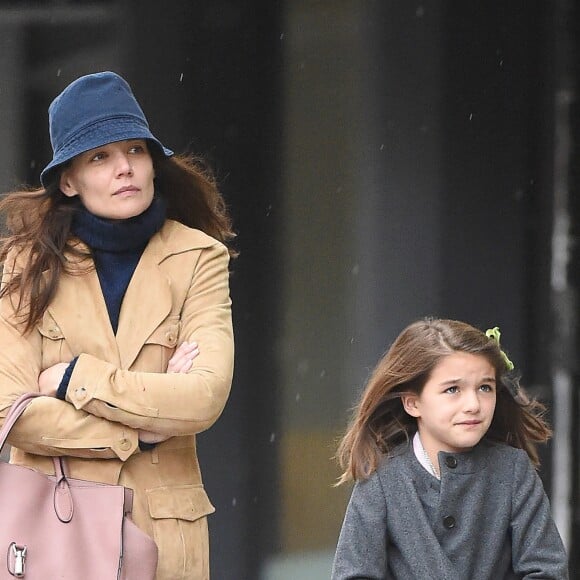 Katie Holmes et sa fille Suri Cruise marchent en se tenant dans la même posture à New York le 15 mai 2016.