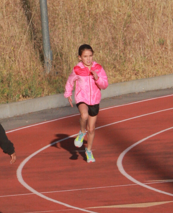 Suri Cruise, la fille de Katie Holmes et Tom Cruise, participe à une course d'athlétisme à Los Angeles sous le regard attentif de sa nounou. Le 8 avril 2015