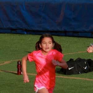 Suri Cruise fait de l'athlétisme à Los Angeles. A 9 ans, la fille de Katie Holmes et Tom Cruise est très sportive. Le 8 avril 2015
