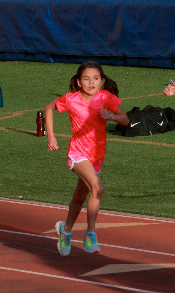 Suri Cruise fait de l'athlétisme à Los Angeles. A 9 ans, la fille de Katie Holmes et Tom Cruise est très sportive. Le 8 avril 2015