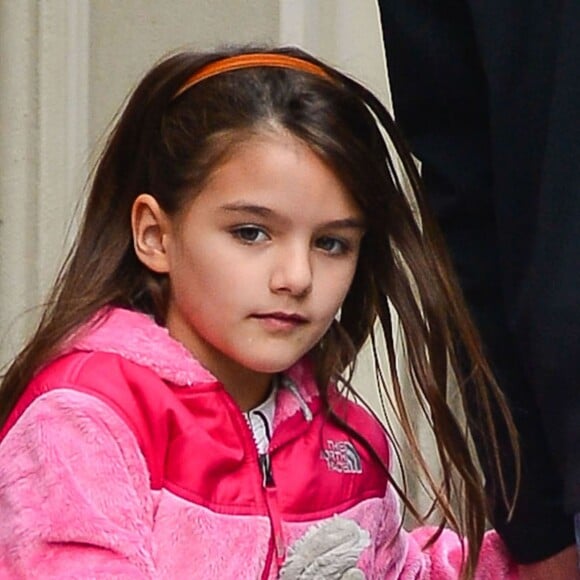 Suri Cruise sort d'un batiment a New York, le 9 octobre 2013.