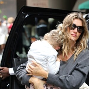 Gisele Bundchen et son mari Tom Brady se promènent avec leurs enfants Benjamin Brady et Vivian Lake Brady dans les rues de New York, le 15 mai 2016