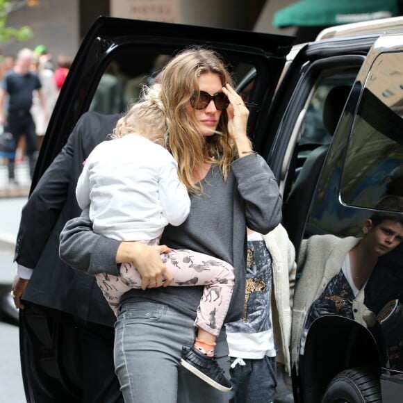 Gisele Bundchen et son mari Tom Brady se promènent avec leurs enfants Benjamin Brady et Vivian Lake Brady dans les rues de New York, le 15 mai 2016