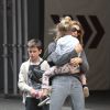 Gisele Bundchen et son mari Tom Brady se promènent avec leurs enfants Benjamin Brady et Vivian Lake Brady dans les rues de New York, le 15 mai 2016