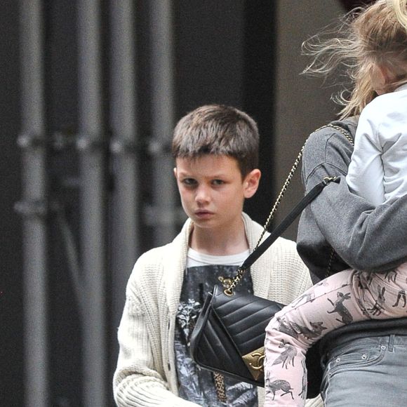 Gisele Bundchen et son mari Tom Brady se promènent avec leurs enfants Benjamin Brady et Vivian Lake Brady dans les rues de New York, le 15 mai 2016