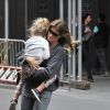 Gisele Bundchen et son mari Tom Brady se promènent avec leurs enfants Benjamin Brady et Vivian Lake Brady dans les rues de New York, le 15 mai 2016