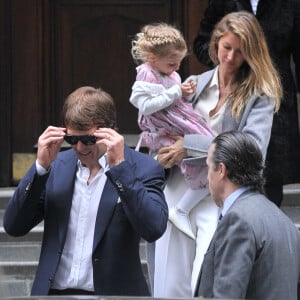 Merci de flouter le visage des enfants avant publication - Gisele Bundchen en compagnie de son mari Tom Brady et de leurs enfants Benjamin Brady et Vivian Lake Brady se rendent à la messe à New York le 29 avril 2016.