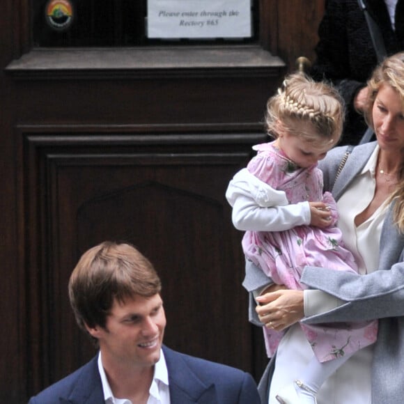 Merci de flouter le visage des enfants avant publication - Gisele Bundchen en compagnie de son mari Tom Brady et de leurs enfants Benjamin Brady et Vivian Lake Brady se rendent à la messe à New York le 29 avril 2016.